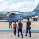 Terceiro voo com brasileiros resgatados de Israel chega no Recife 