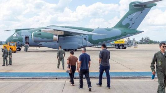 O KC-390 Millenium, da FAB, pousou às 6h07 na Base Aérea do Recife