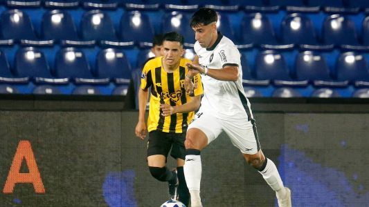 O lateral-direito Di Placido em ação pelo Botafogo no Defensores Del Chaco