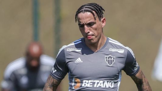 O lateral-direito Saravia inovou no visual e apareceu na Cidade do Galo de traças
