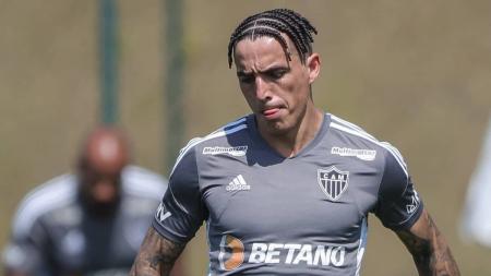 O lateral-direito Saravia inovou no visual e apareceu na Cidade do Galo de traças