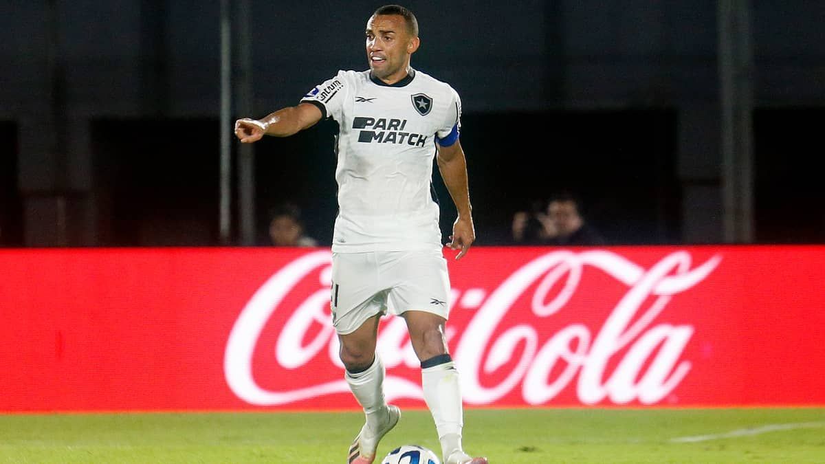Capitão do Botafogo avalia disputa do Brasileirão e Sul-Americana: 'Jogo a jogo'