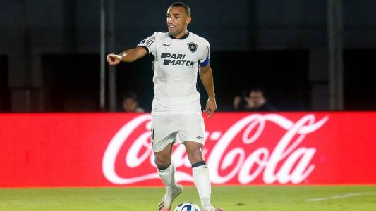 O lateral e capitão Marçal, do Botafogo, na partida contra o Guaraní