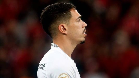 O lateral-esquerdo Hugo, concentrado, antes de uma partida do Botafogo em 2023