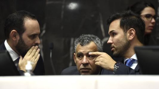 O líder da oposição, Ulysses Gomes (PT) conversa com o presidente da ALMG, Tadeu Martins Leite (MDB), à direita