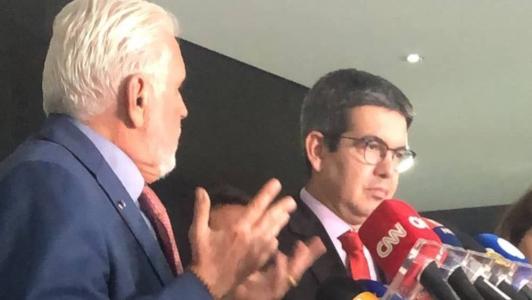 O líder do governo no Congresso Nacional, senador Randolfe Rodrigues (sem partido-AP) participou de uma reunião com o presidente Lula, no Palácio do Planalto, que contou com líderes do Senado