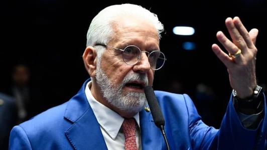 Operação que investiga supostas vantagens ligadas ao caso Banco Master também recolheu dólares e euros encontrados em imóvel utilizado pelo líder do governo no Senado