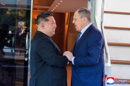 O líder norte-coreano, Kim Jong-un, e o ministro das Relações Exteriores da Rússia, Serguei Lavrov