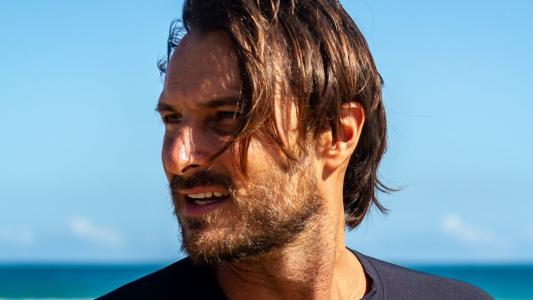 O lifestyle de Felipe Gobbi: surf, arte e escolhas fora do padrão