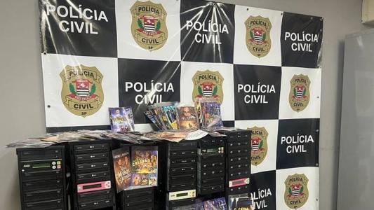 O local era usado para fabricar CDs e DVDs piratas.