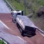Vídeo: caminhão carregado com pedras utiliza a área de escape do Anel Rodoviário