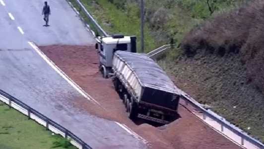 O local está fechado até a remoção do caminhão