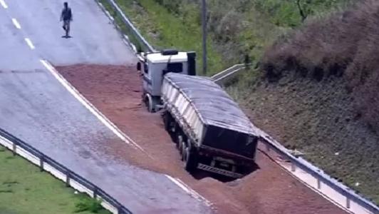 O local está fechado até a remoção do caminhão
