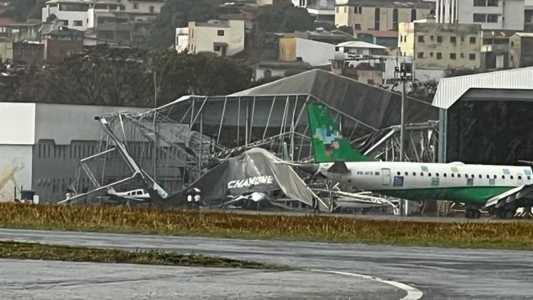 O local não resistiu aos fortes ventos e desabou