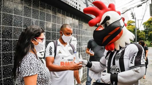 O mascote Galo Doido faz participa de 60 ações sociais por mês