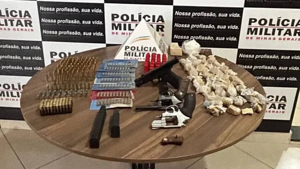 Armas, munições e drogas são encontradas enterradas em matagal no interior de Minas