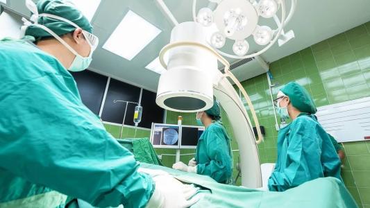 O médico e o hospital onde a cirurgia aconteceu foram condenados, solidariamente, ao pagamento de R$ 50 mil a título de compensação por danos morais à paciente