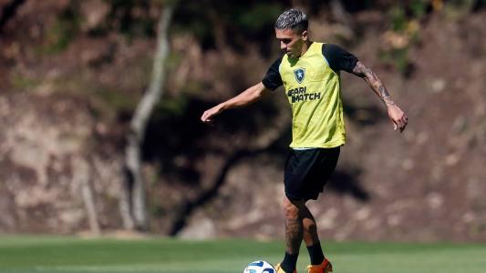 O meia Diego Hernández em atividade no CT do Botafogo