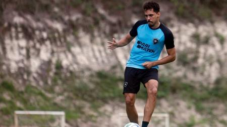 O meia Eduardo em atividade no CT Lonier, do Botafogo, no Rio de Janeiro