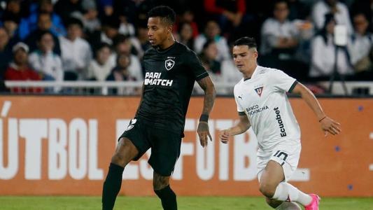O meia Tchê Tchê durante a partida entre Botafogo e LDU, pela Sul-Americana, em Quito