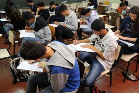 Censo Escolar: reprovação entre alunos da rede pública no ensino médio cai 62%