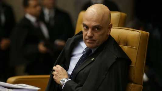 O ministro Alexandre de Moraes criticou os ataques em Brasília na noite deste domingo (8)