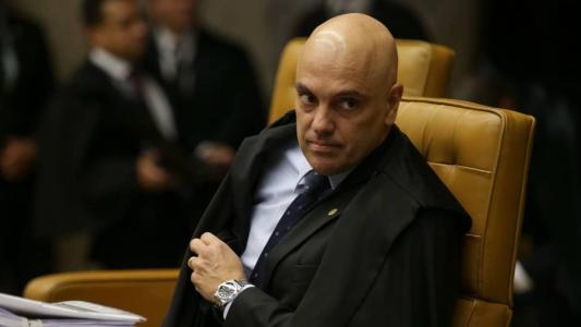 O ministro Alexandre de Moraes criticou os ataques em Brasília na noite deste domingo (8)