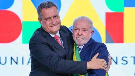 O ministro da Casa Civil, Rui Costa (PT), ao lado do presidente Lula (PT)