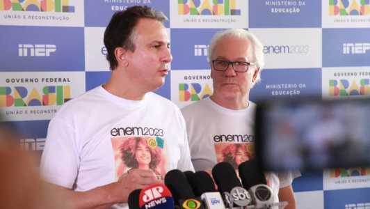 O ministro da Educação, Camilo Santana, concede coletiva neste domingo (5) à noite sobre o Enem 2023