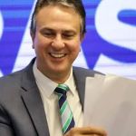 Ministro da Educação faz reunião para monitorar segundo dia do ENEM 