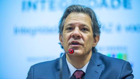 O ministro da Fazenda disse à imprensa que o relator Pedro Paulo (PSD-J) decidirá sobre unir os projetos de lei das offshores e da extinção do JCP