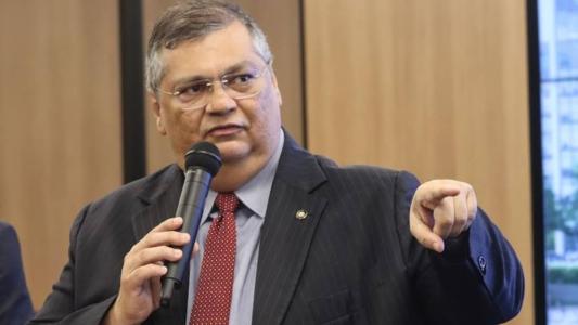 O ministro da Justiça e Segurança Pública, Flávio Dino, determinou nesta quinta-feira (12) o envio de agentes da Força Nacional para auxiliar no combate aos incêndios florestais no Amazonas