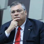 Ministro Flávio Dino ironiza senador que ameaça denunciá-lo ao Tribunal de Haia por 'crime de guerra': 'ataque extravagante'