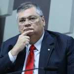 Ministro Flávio Dino ironiza senador que ameaça denunciá-lo ao Tribunal de Haia por 'crime de guerra': 'ataque extravagante'