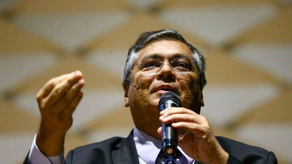 Dino dispara sobre operação da PF: 'relação entre desespero golpista e comércio criminoso de joias milionárias'