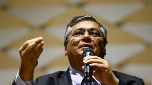 O ministro da Justiça Flávio Dino (PSB) disparou indireta para o ex-presidente Jair Bolsonaro (PL) através das redes sociais