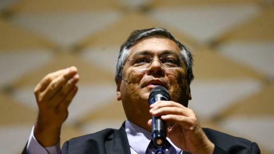 O ministro da Justiça Flávio Dino (PSB) disparou indireta para o ex-presidente Jair Bolsonaro (PL) através das redes sociais