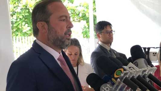 O ministro de Minas e Energia, Alexandre Silveira, concedeu uma entrevista coletiva nesta sexta-feira (20) na saída do Palácio da Alvorada