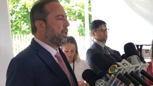 O ministro de Minas e Energia, Alexandre Silveira, concedeu uma entrevista coletiva nesta sexta-feira (20) na saída do Palácio da Alvorada