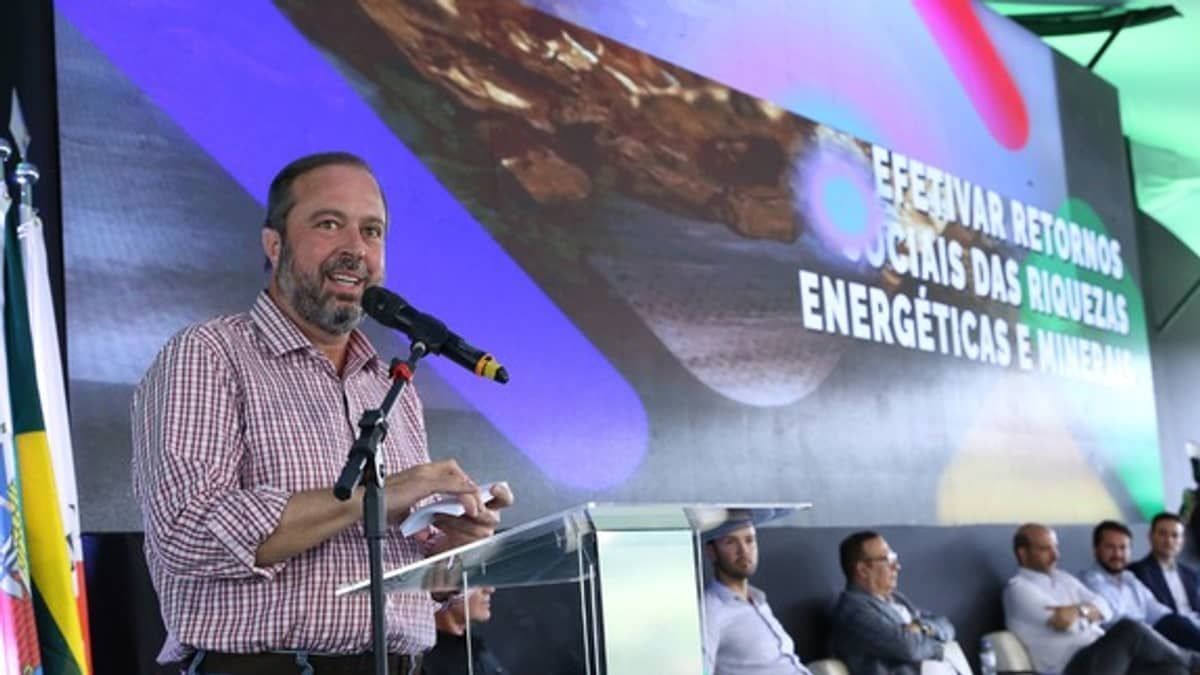 Alexandre Silveira propõe aumentar teor de etanol na gasolina para 30%