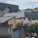 Avião cai sobre 2 casas no Bairro Jardim Montanhês em Belo Horizonte