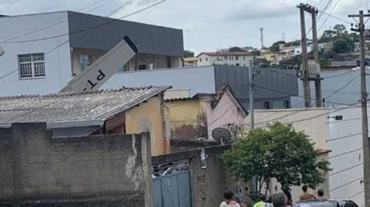 O monomotor atingiu duas residências