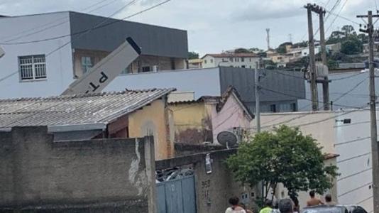 O monomotor atingiu duas residências