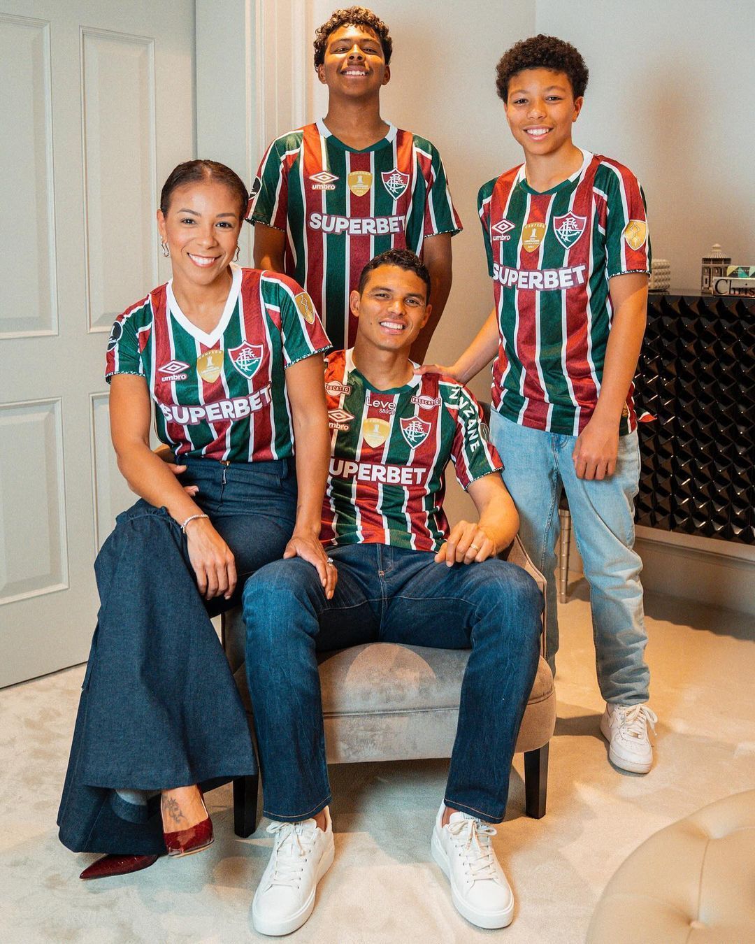 Thiago Silva volta a residir em mansão de luxo no Rio de Janeiro; veja fotos