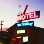 Motel é condenado por permitir entrada de idoso com adolescente de 13 anos em MG