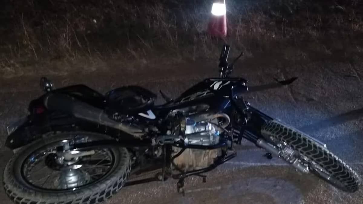 Motociclista morre após cair na pista e ser atropelado por caminhonete