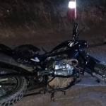 Motociclista morre após cair na pista e ser atropelado por caminhonete