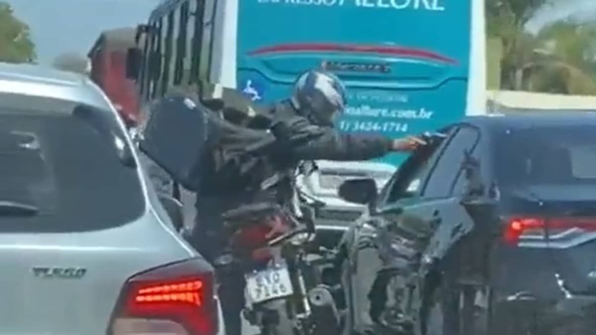 Arma falha no momento em que assaltante tenta matar motorista em BH; veja vídeo