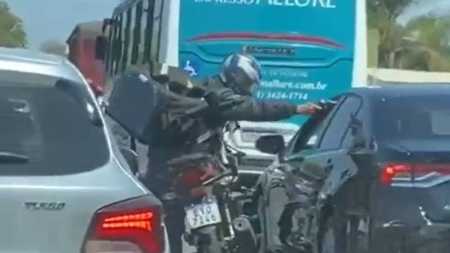 O motociclista fugiu do local após a arma falhar no momento do disparo