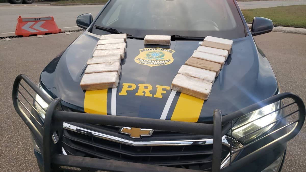 PRF apreende 15 tabletes de crack escondidos no painel de carro na BR-262
